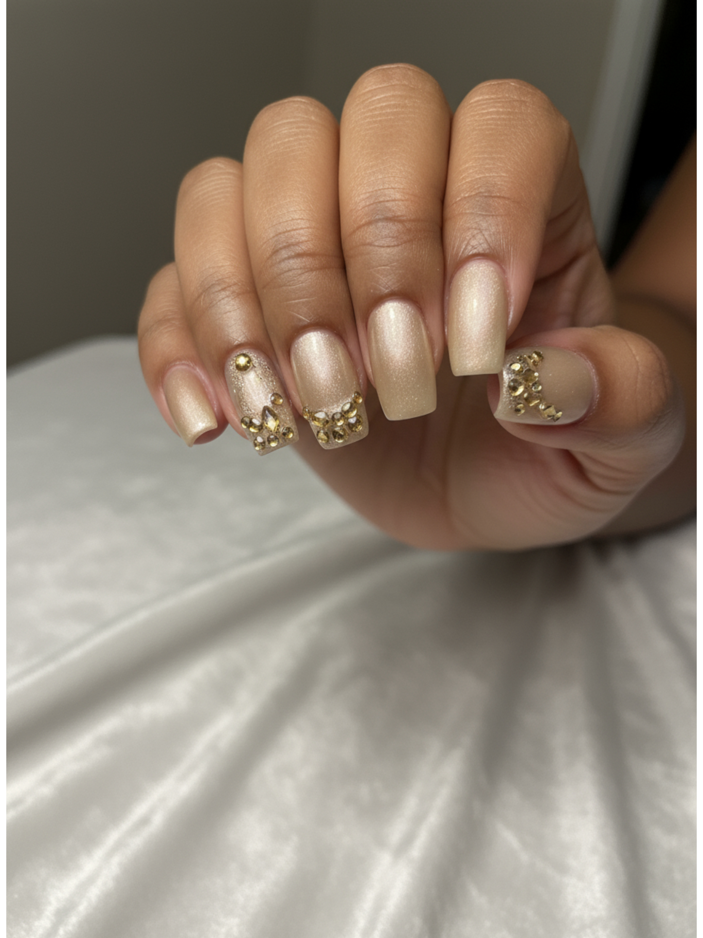 Soft Crystal Brown Round Press-On Nails – Elegant Nude-Brown Glossy Nail Set